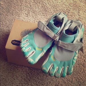 NEW! Vibram Women's Toe Shoes - Size 39