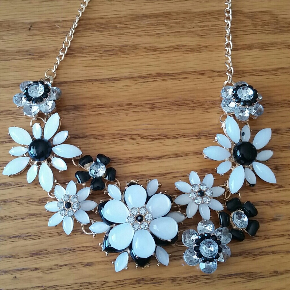 Flower with rhinestones statement necklace - Picture 1 of 3