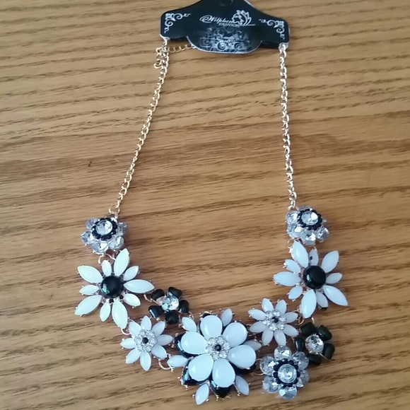 Flower with rhinestones statement necklace - Picture 2 of 3