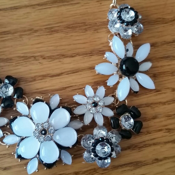 Flower with rhinestones statement necklace - Picture 3 of 3