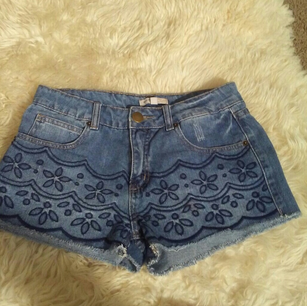 High waisted cut off embroidered shorts - Picture 3 of 7