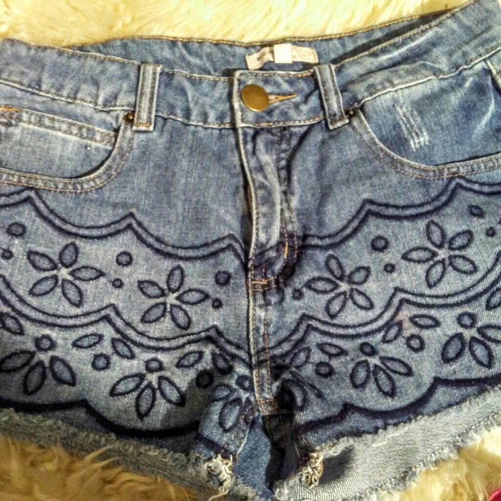 High waisted cut off embroidered shorts - Picture 4 of 7