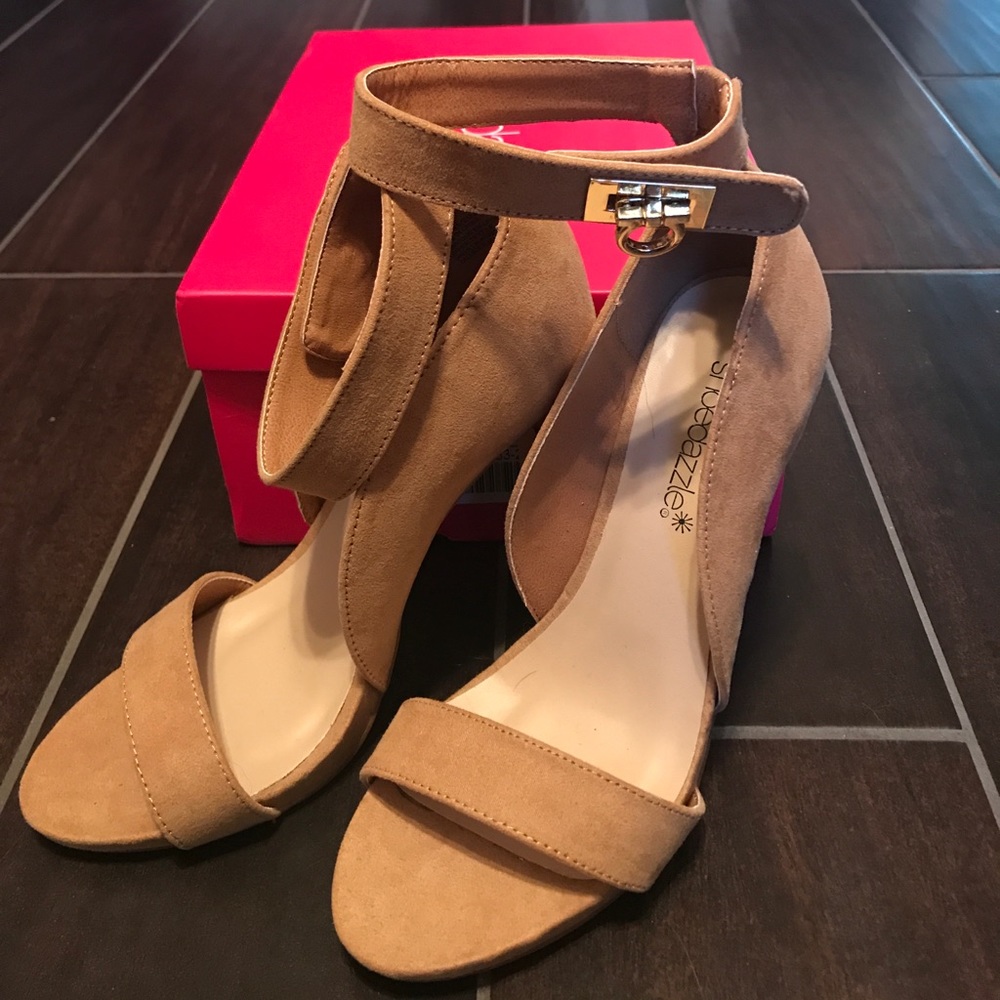 Shoedazzle Tan  sandals