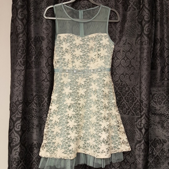 Dillard's lace dress - Picture 1 of 3