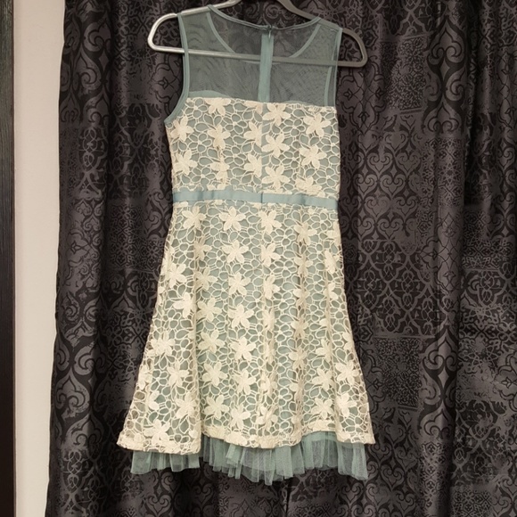 Dillard's lace dress - Picture 3 of 3