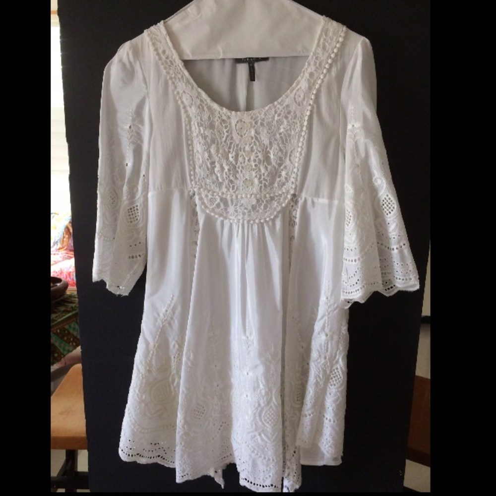 White mini 3/4 sleeve dress w lining and detail