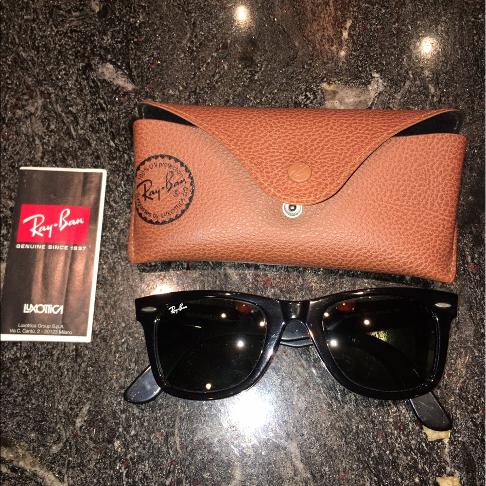 Ray-Ban WAYFARER sunglasses.