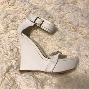 White and gold wedges