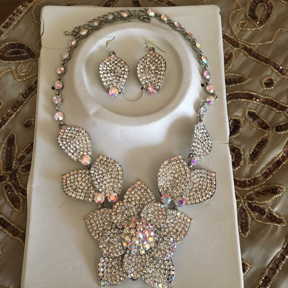 Rhinestone flower necklace