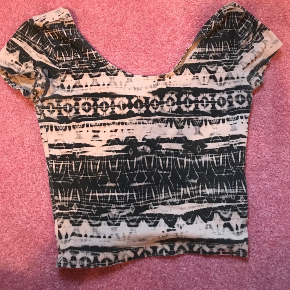 Patterned short sleeve cropped shirt
