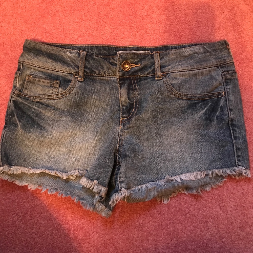 Jean shorts with frayed bottom