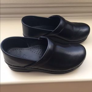 Black Dansko Professional nonslip shoes