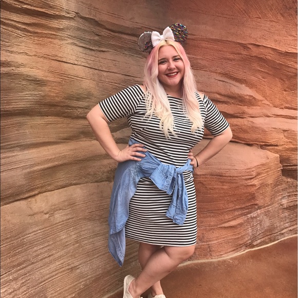 Meet your Posher, Lauren from And Coffee Blog! ☕️ - Picture 2 of 4