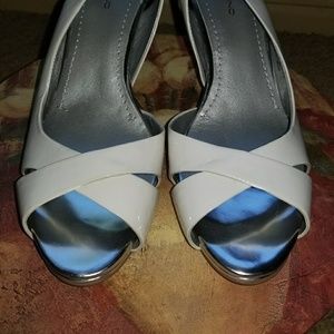 Bandolino White & Silver Slingback Heels  SZ 9.5