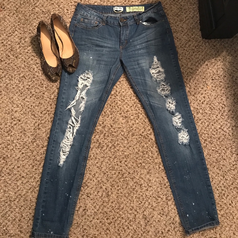 Distressed skinny jeans