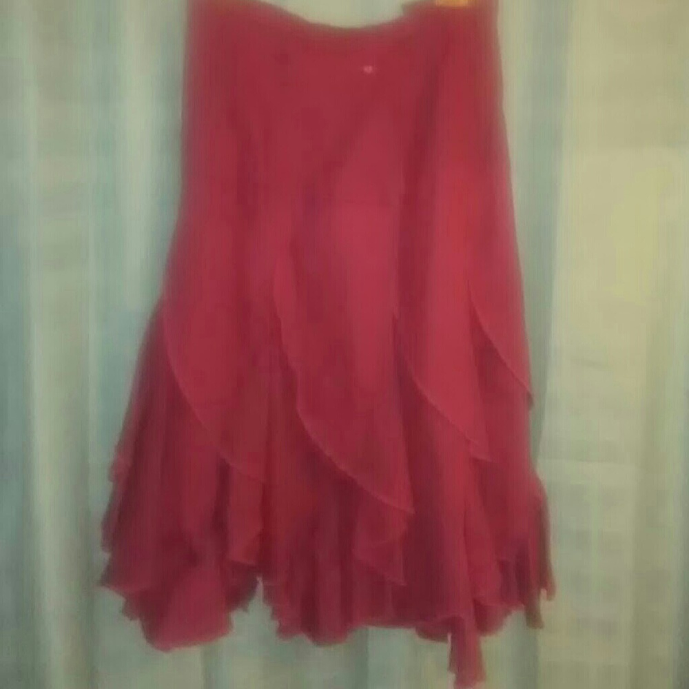 Skirt 34 in. long & approx. 53 in. wide.