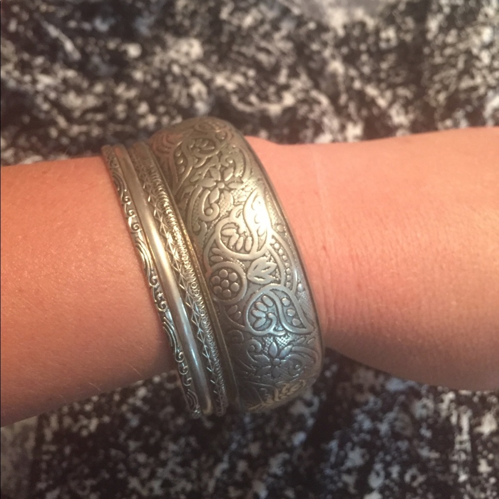 FREE W/ ANY 2 item purchase!!! Set of 5 bracelets