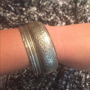 FREE W/ ANY 2 item purchase!!! Set of 5 bracelets