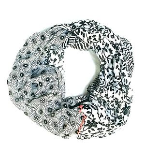 Black and white Scarf with a touch of pink