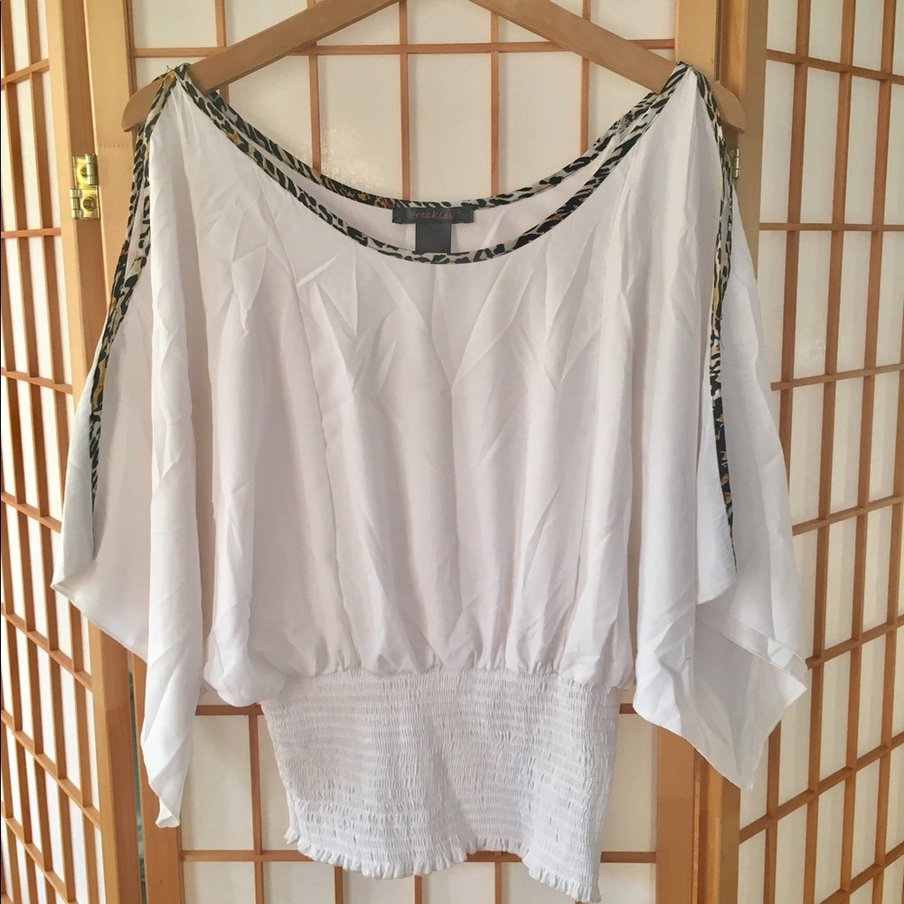 White wide Blouse with cropped waist.