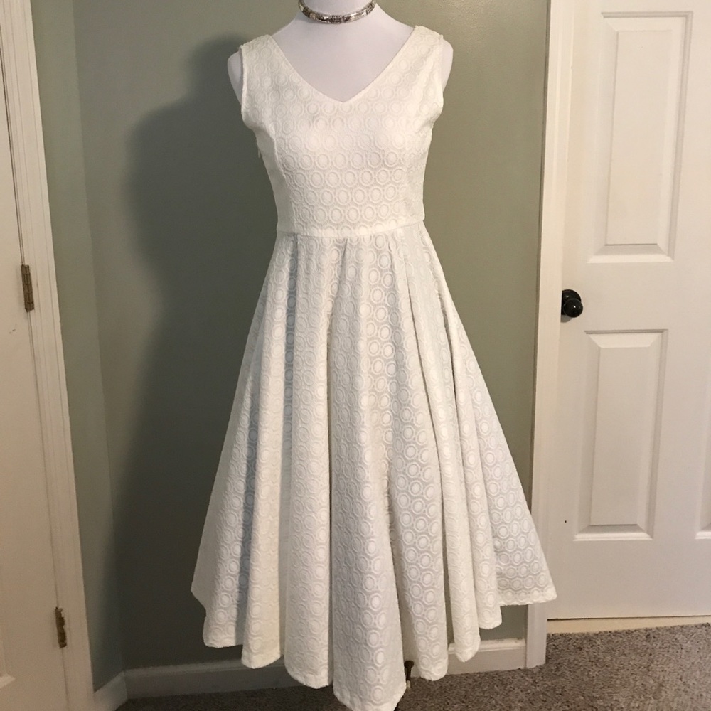 White Sleeveless Lace Overlay Midi-Dress.  Sz M