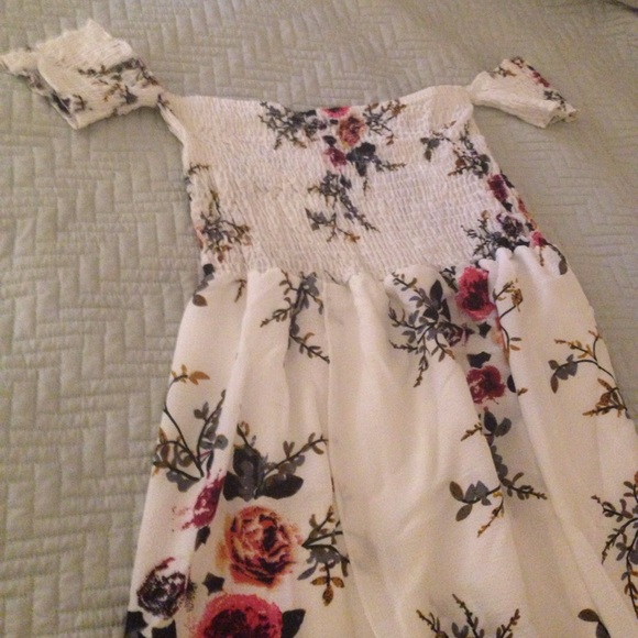 Unique off shoulder floral maxi - Picture 2 of 6