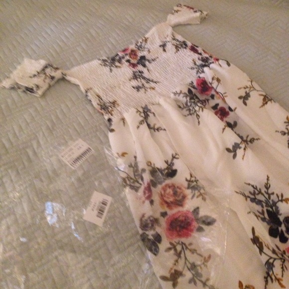 Unique off shoulder floral maxi - Picture 4 of 6