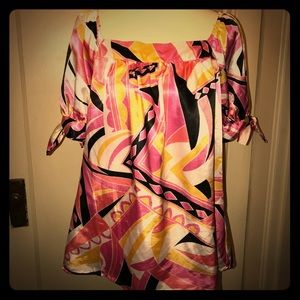 Colorful blouse with ties on the sleeves!