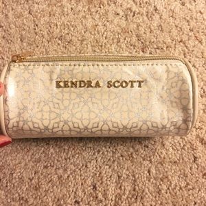 KENDRA SCOTT Everyday travel case in Metallic 🕸