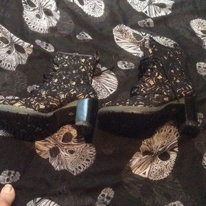 Dr. Martens Women's Lace Tie Up boots