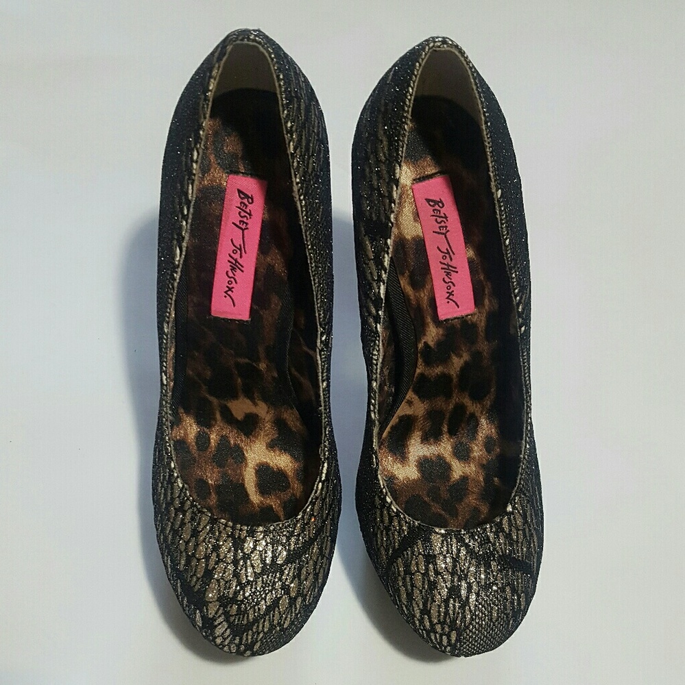 BETSY JOHNSON DISKKO PLATFORM PUMPS