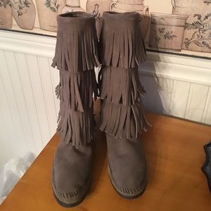 Minnetonka Moccasin Boots Size 9