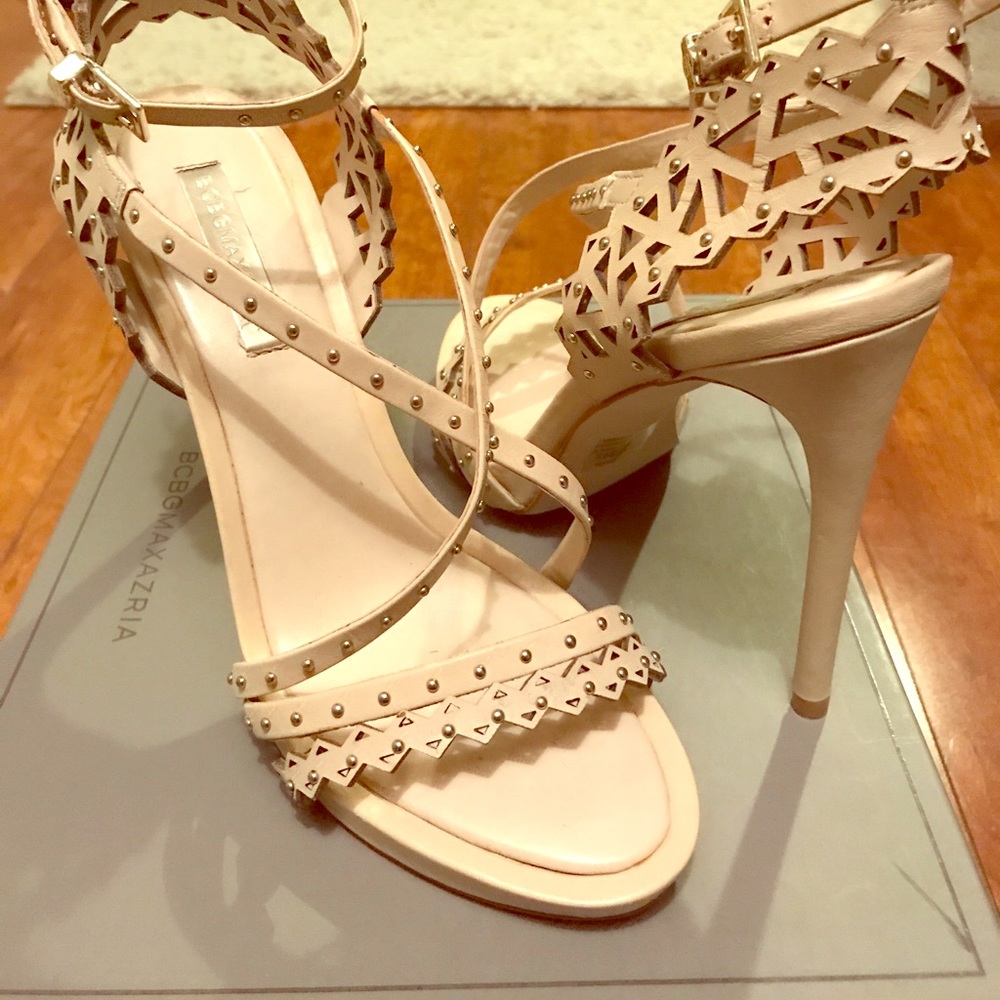 BCBGMAXAZRIA laser cut nude heels 👠