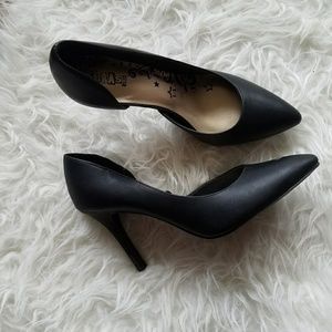 Black pointed pumps
