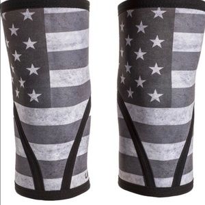 Unbroken design compression knee sleeves