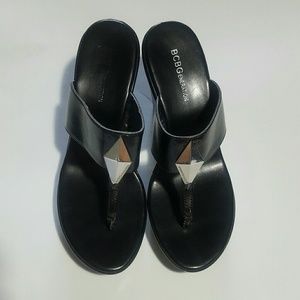 BCBGENERATION BLACK  FLIPFLOP WEDGE