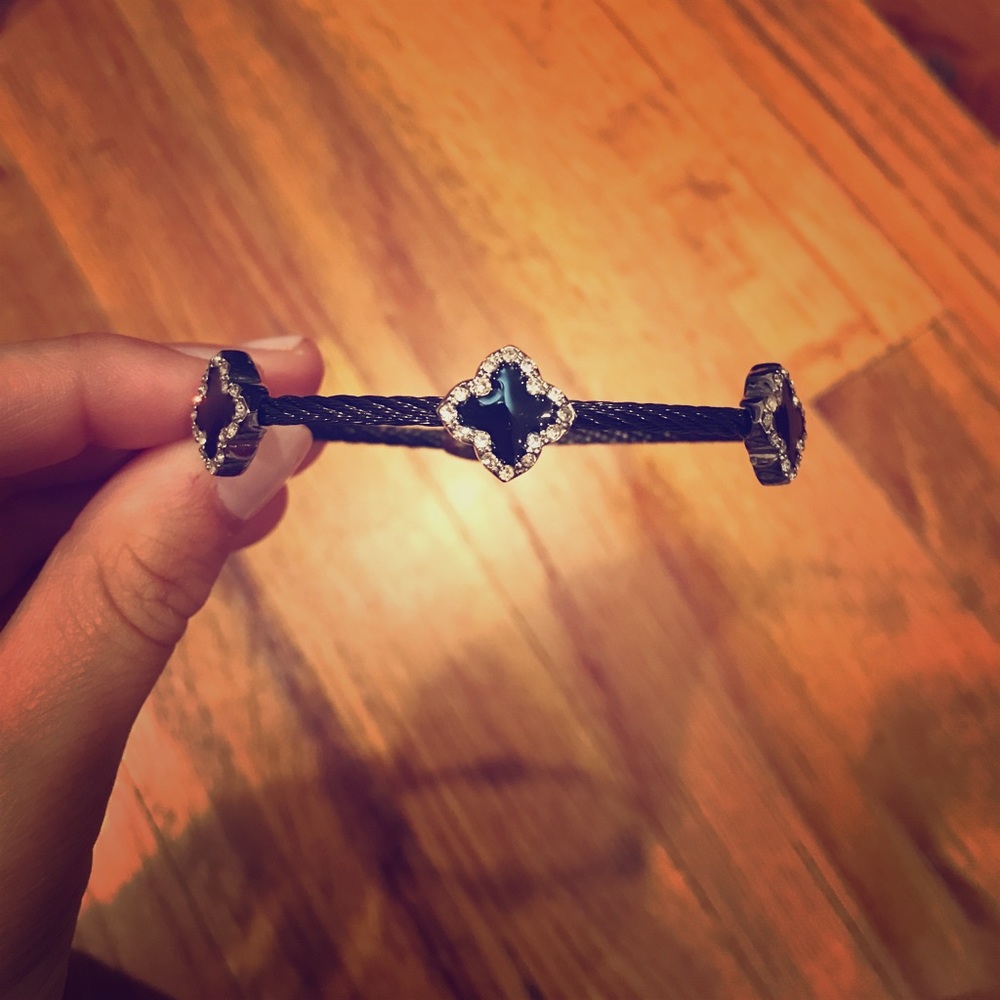 Magnetic bracelet with clover charms