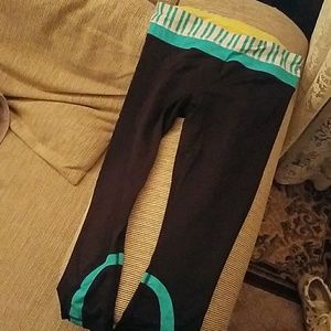 Lululemon activewear capris leggings media pocket