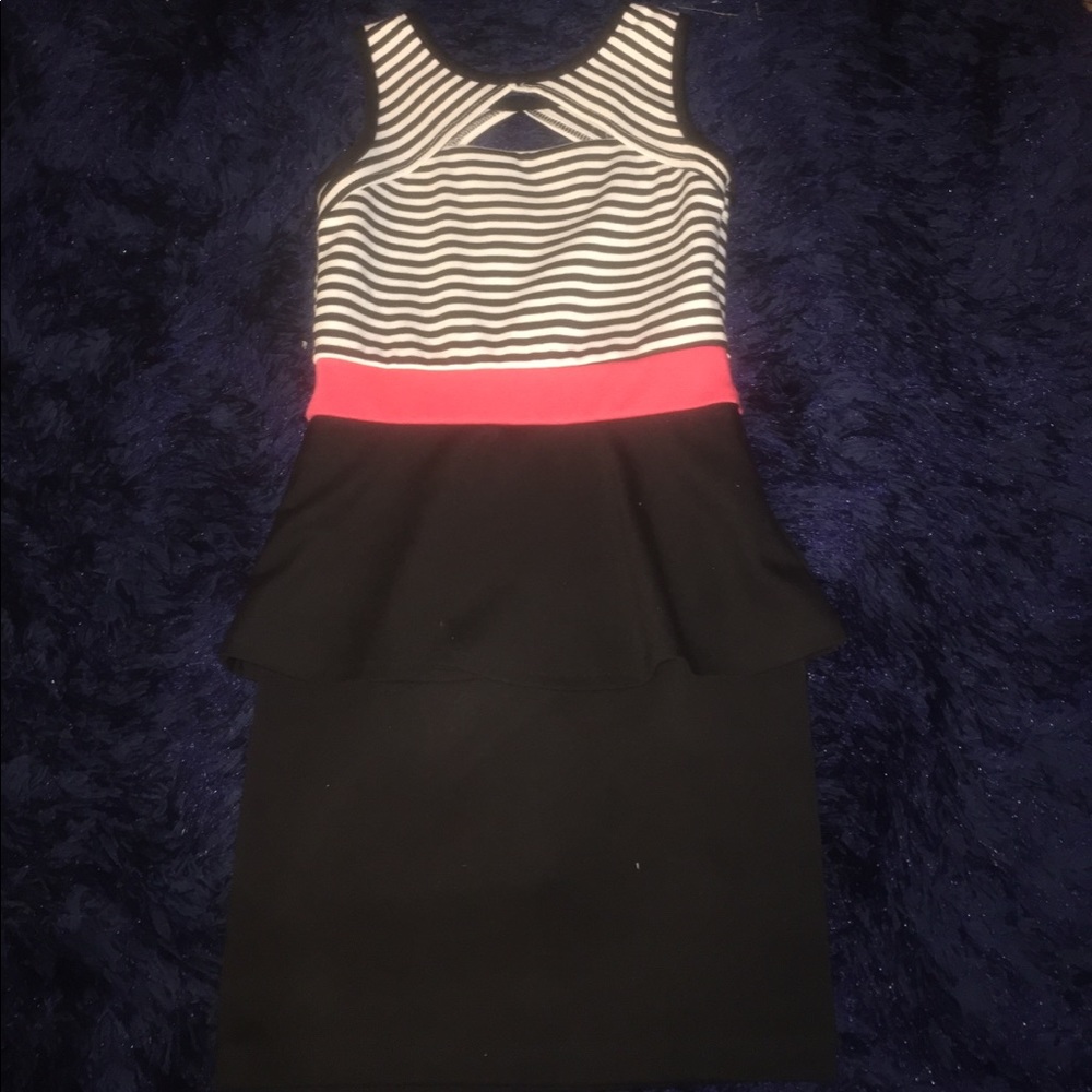 Tight peplum dress with coral fabric band