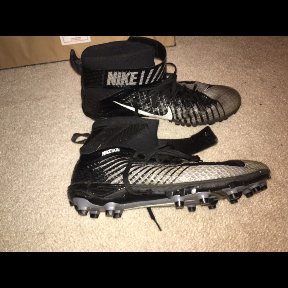 Size 14 Men's LUNARBEAST football cleats. Used.