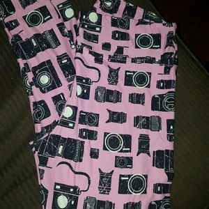 $$ SOLD $$ Lularoe TC Camera Leggings