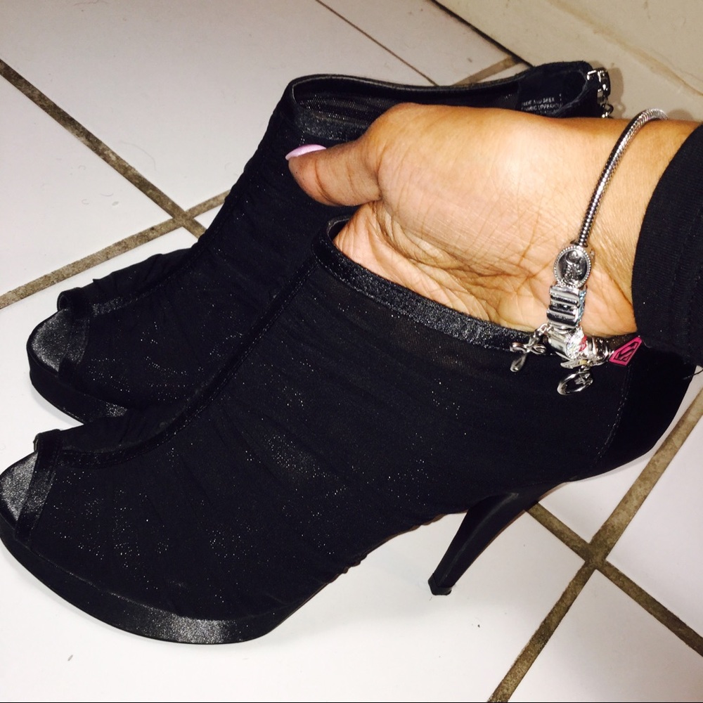 ✨🌟 Chinese Laundry Hide & Seek Peeptoe Booties