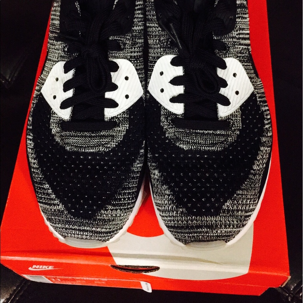 Men's Nike Air Max 90 Ultra Flyknit casual shoes.