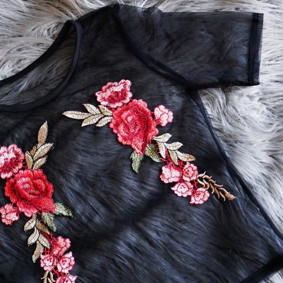 💎NEW💎 Cascading Rose Mesh Crop Tee - Picture 3 of 8