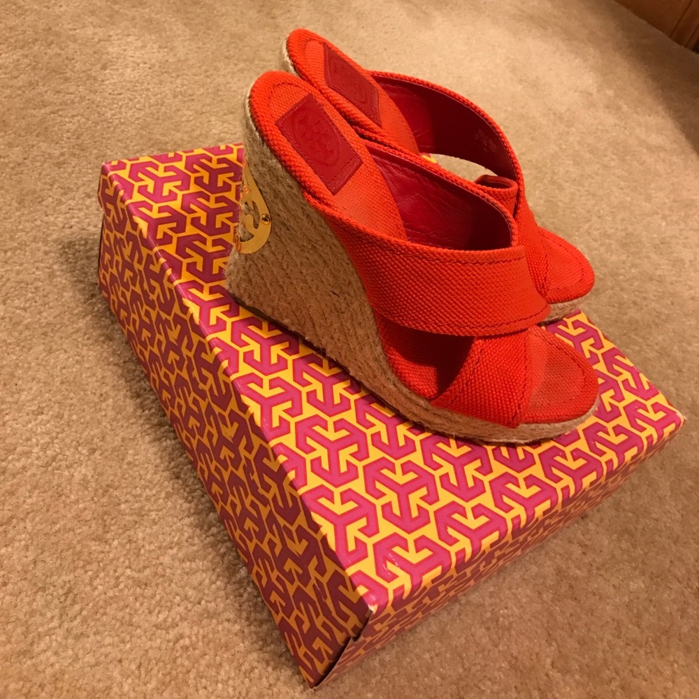 🖐🏽 SOLD 🖐🏽 Tory Burch Wedges