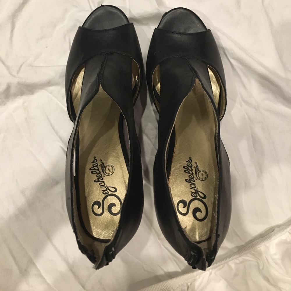 Seychelle black wedge with brown wood heel