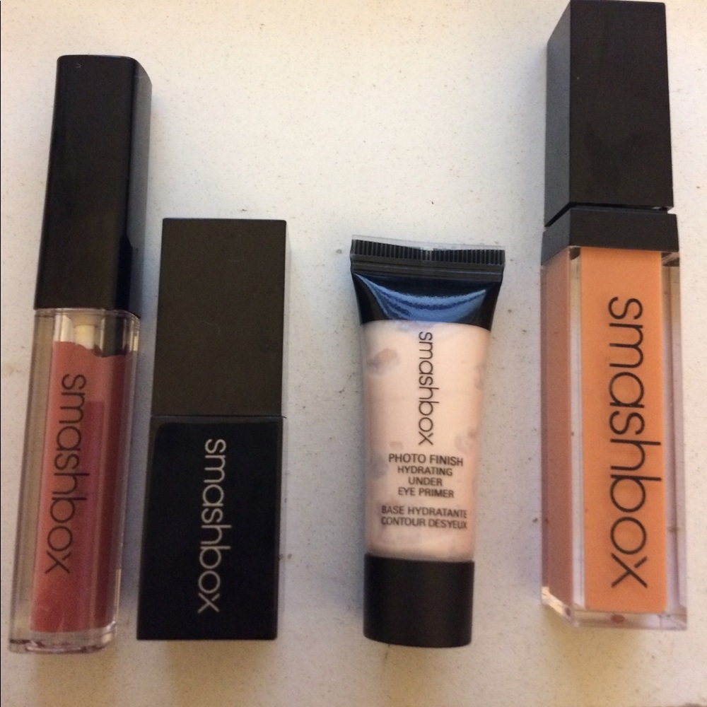 Four deluxe size Smashbox make up items