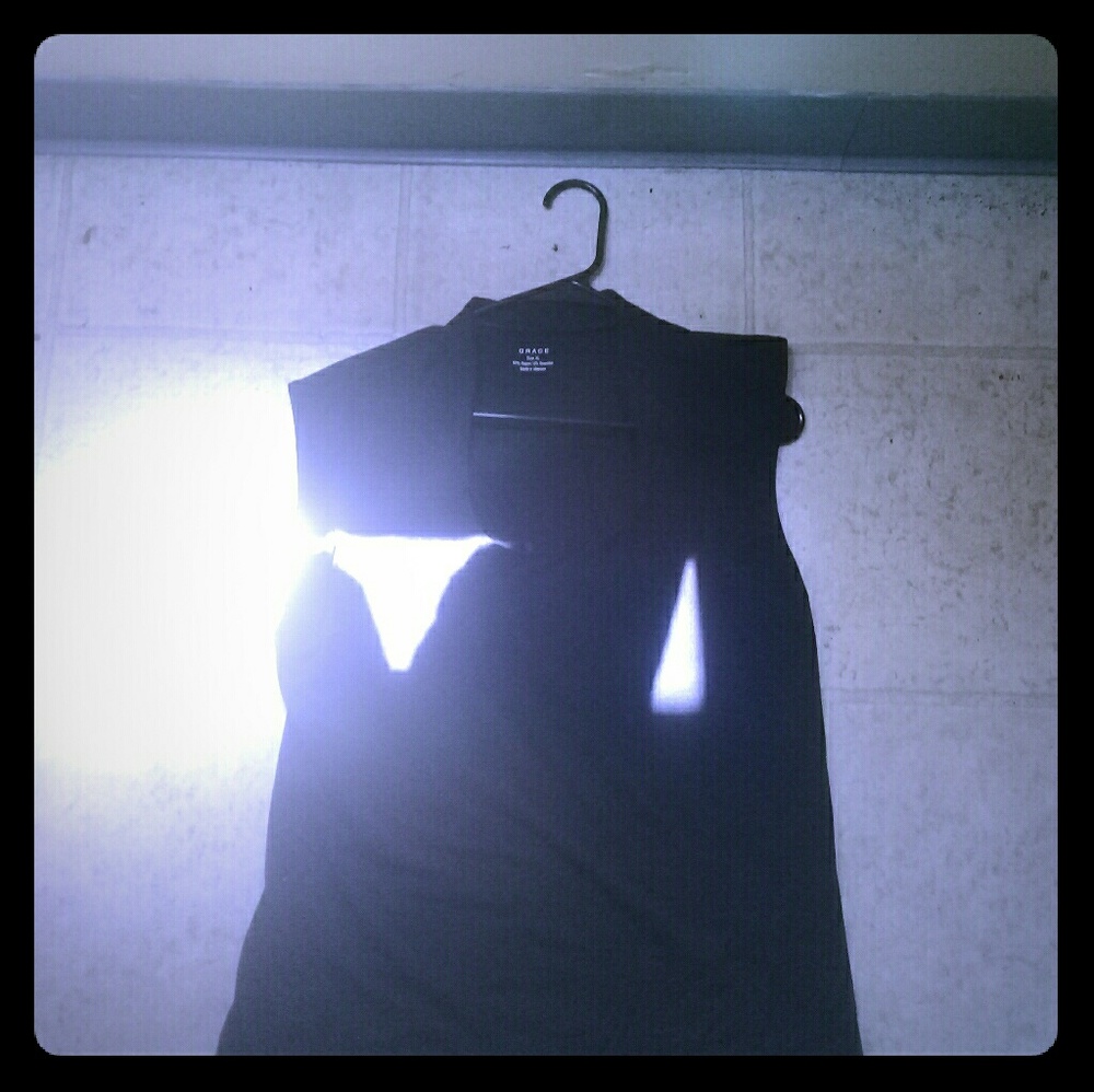 Shirt with high sleeves.