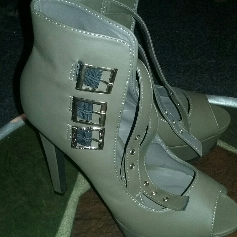 Heels - Picture 2 of 3