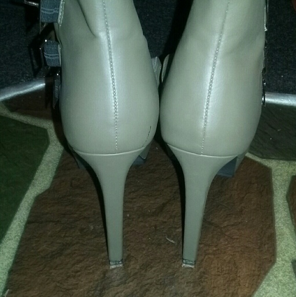 Heels - Picture 3 of 3